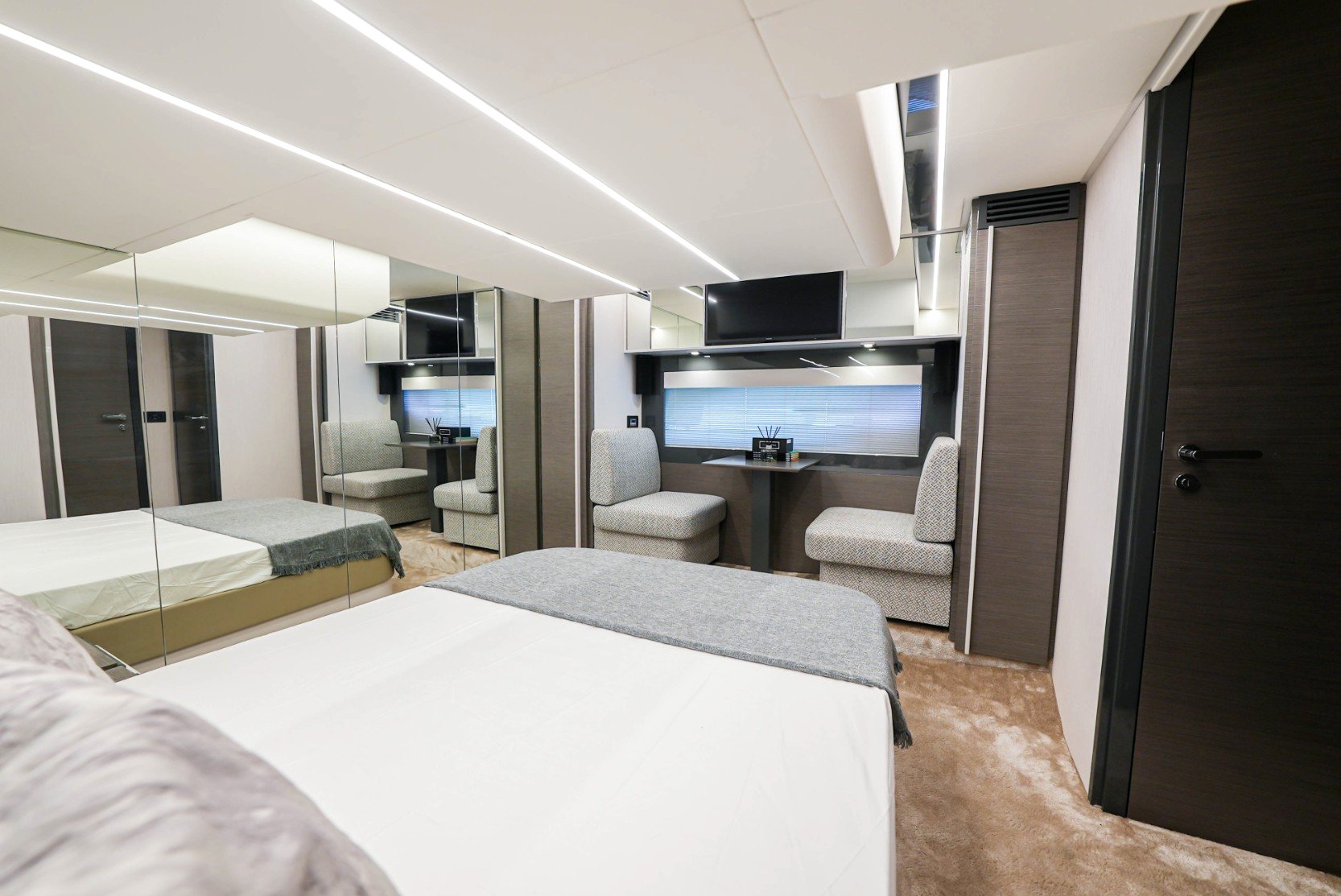 Pershing 5X Pearl White, gallery image 2