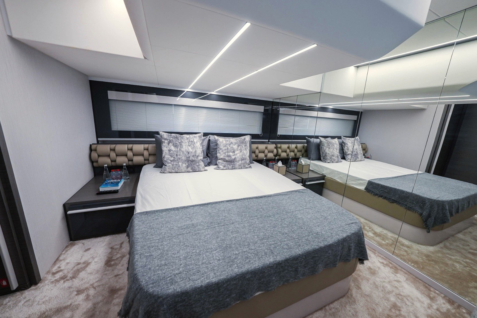 Pershing 5X Pearl White, gallery image 7